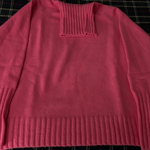 Pink slightly stretchy pink turtleneck sweater - Picture 4 of 4